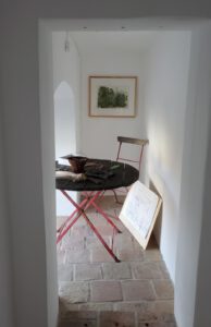 Arbeitstisch von Jojo Wolff im Ausstellungshaus Spoerri